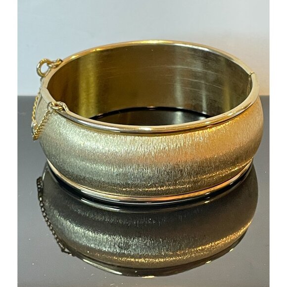 Vintage Textured Golden Bangle Hinged Bracelet Signed Napier - Picture 1 of 10